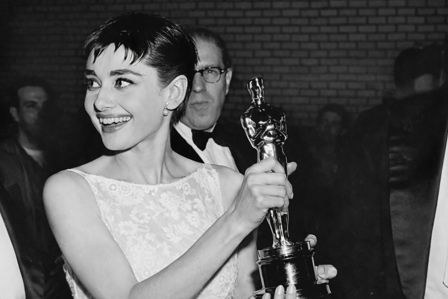Audrey Hepburn segurando o Oscar em cerimônia do Academy Awards.